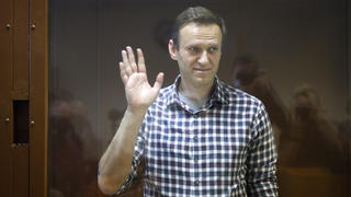 20.02.2021, Russland, Moskau: Oppositionsführer Alexej Nawalny steht in einem Käfig im Babuskinsky Bezirksgericht. Unter starken Sicherheitsvorkehrungen hat in der russischen Hauptstadt Moskau eine Berufungsverhandlung gegen den Kremlkritiker Nawalny begonnen. Ein Gericht prüfte am Samstag eine vor zweieinhalb Wochen verhängte mehrjährige Haft in einem Straflager. Foto: Alexander Zemlianichenko/AP/dpa +++ dpa-Bildfunk +++