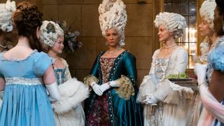 Die Königin trägt in der Netflix-Serie "Bridgerton" immer ein Korsett