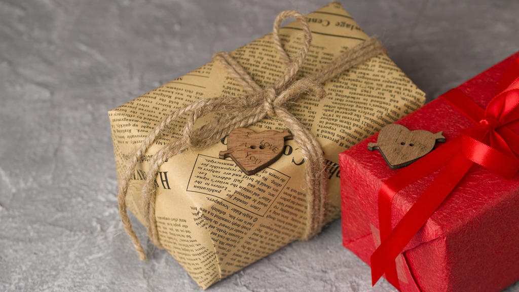 Geschenke mit Zeitungspapier verpackt.