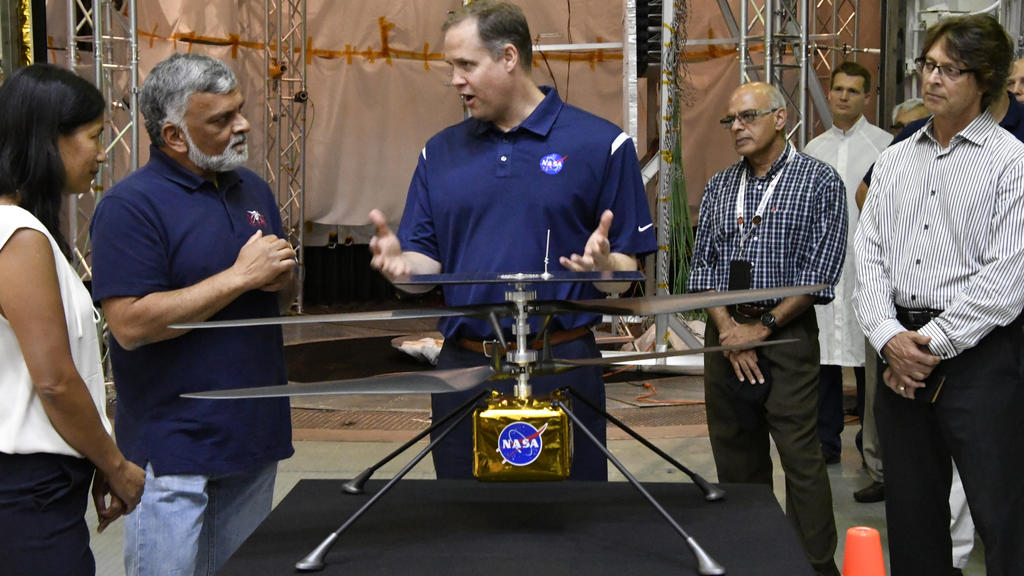 MiMi Aung und Bob Balaram mit dem Nasa-Mini-Hubschrauber Ingenuity