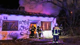 Feuerwehr entdeckt Leiche bei Gebäudebrand
