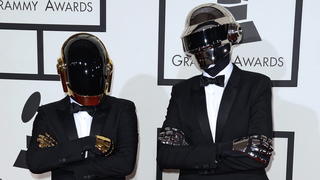 epa04043918 French electronic music duo Daft Punk arrive for the 56th annual Grammy Awards held at the Staples Center in Los Angeles, California, USA, 26 January 2014. EPA/MICHAEL NELSON +++(c) dpa - Bildfunk+++