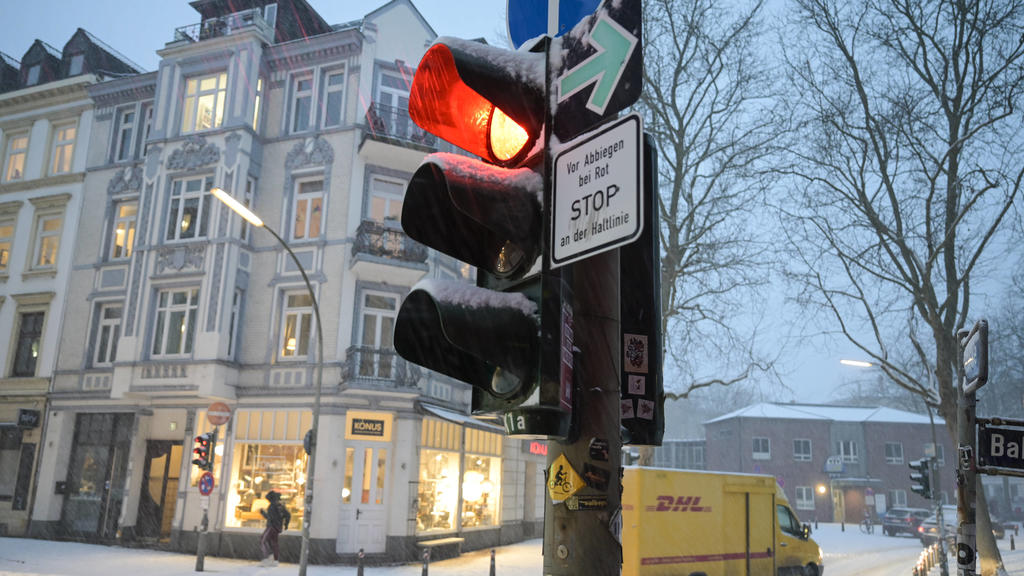 Germany, winter GERMANY, Hamburg, winter, snow, DHL delivery service *** DEUTSCHLAND, Hamburg, Winter, Schnee, DHL Paketdienst Hamburg Germany