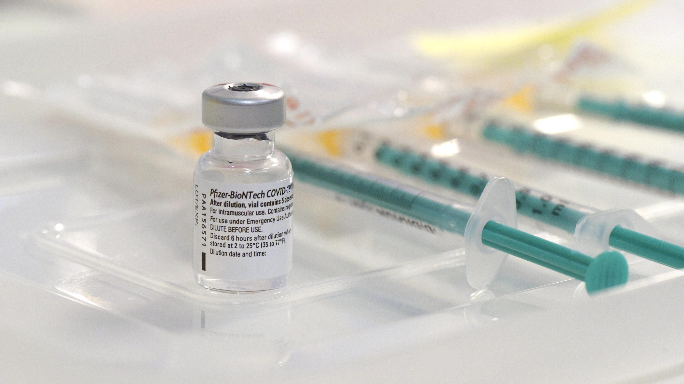 Biontech-Impfstoff neben Spritzen