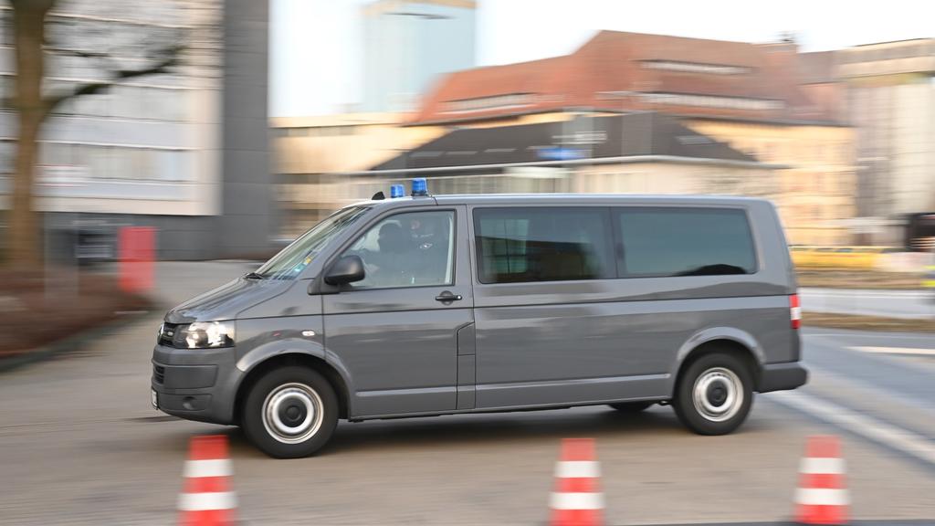 24.02.2021, Niedersachsen, Celle: Polizisten bringen Prozessbeteiligte in das Oberlandesgericht in Celle. Im Prozess gegen den mutmaßlichen Anführer der Terrormiliz Islamischer Staat (IS) in Deutschland und weitere Angeklagte wird das Urteil erwarte