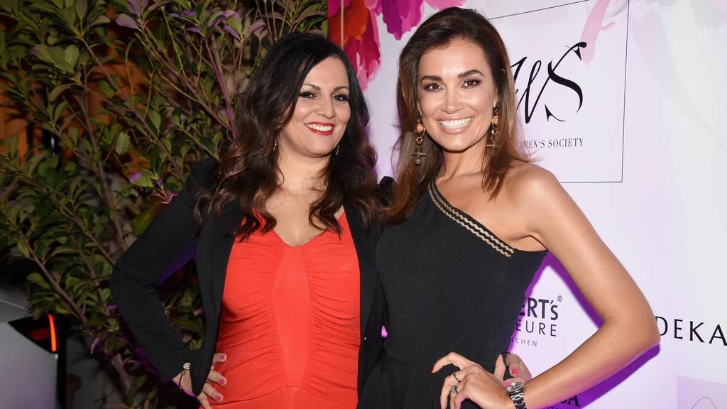 Saina Bayatpour (l) gemeinsam mit Moderatorin Jana Ina Zarrella (r) auf einer Veranstaltung im Jahr 2018.