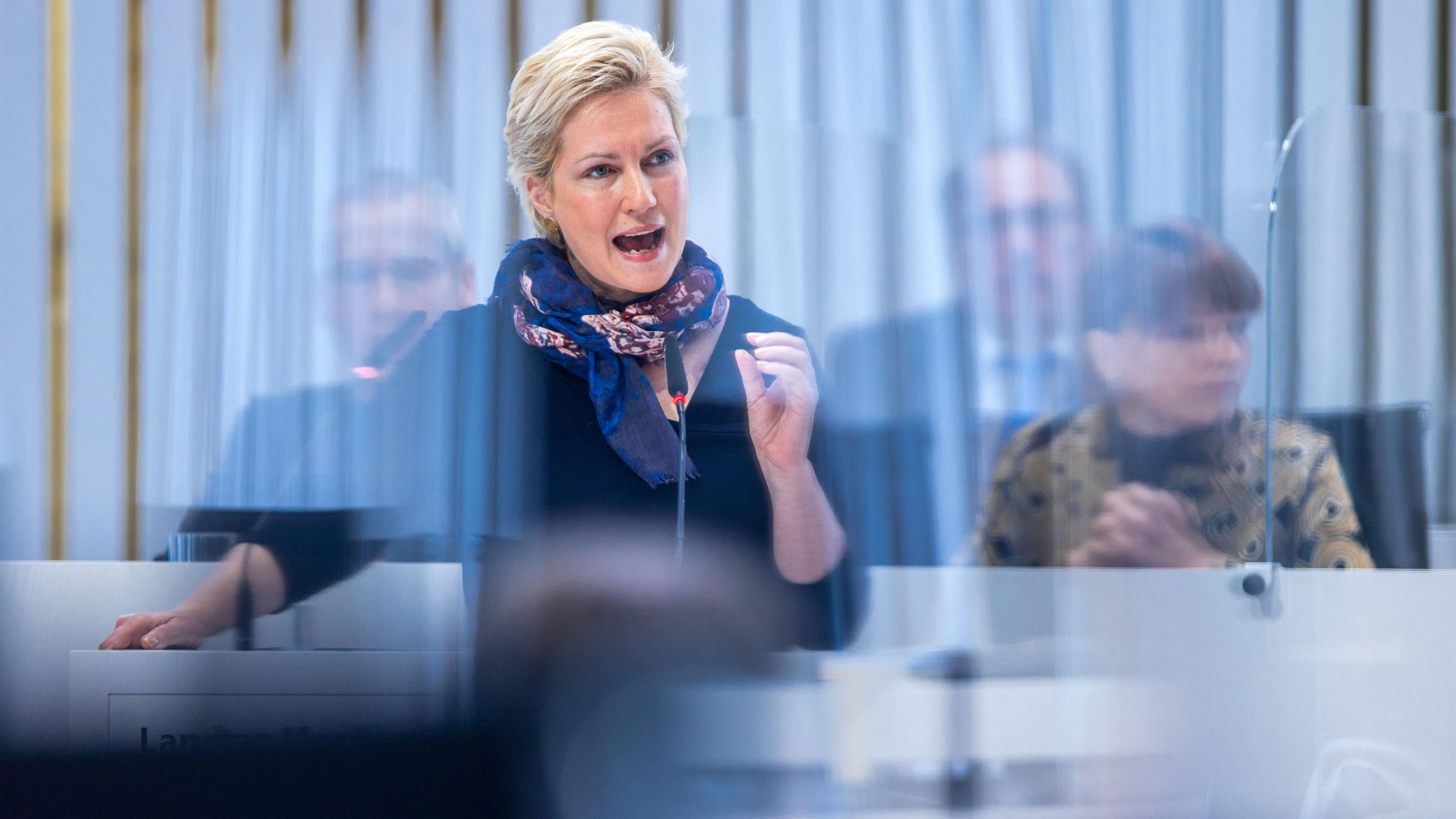 Manuela Schwesig (SPD), die Ministerpräsidentin von Mecklenburg-Vorpommern, spricht bei ihrer Regierungserklärung vor den Abgeordneten im Landtag.
