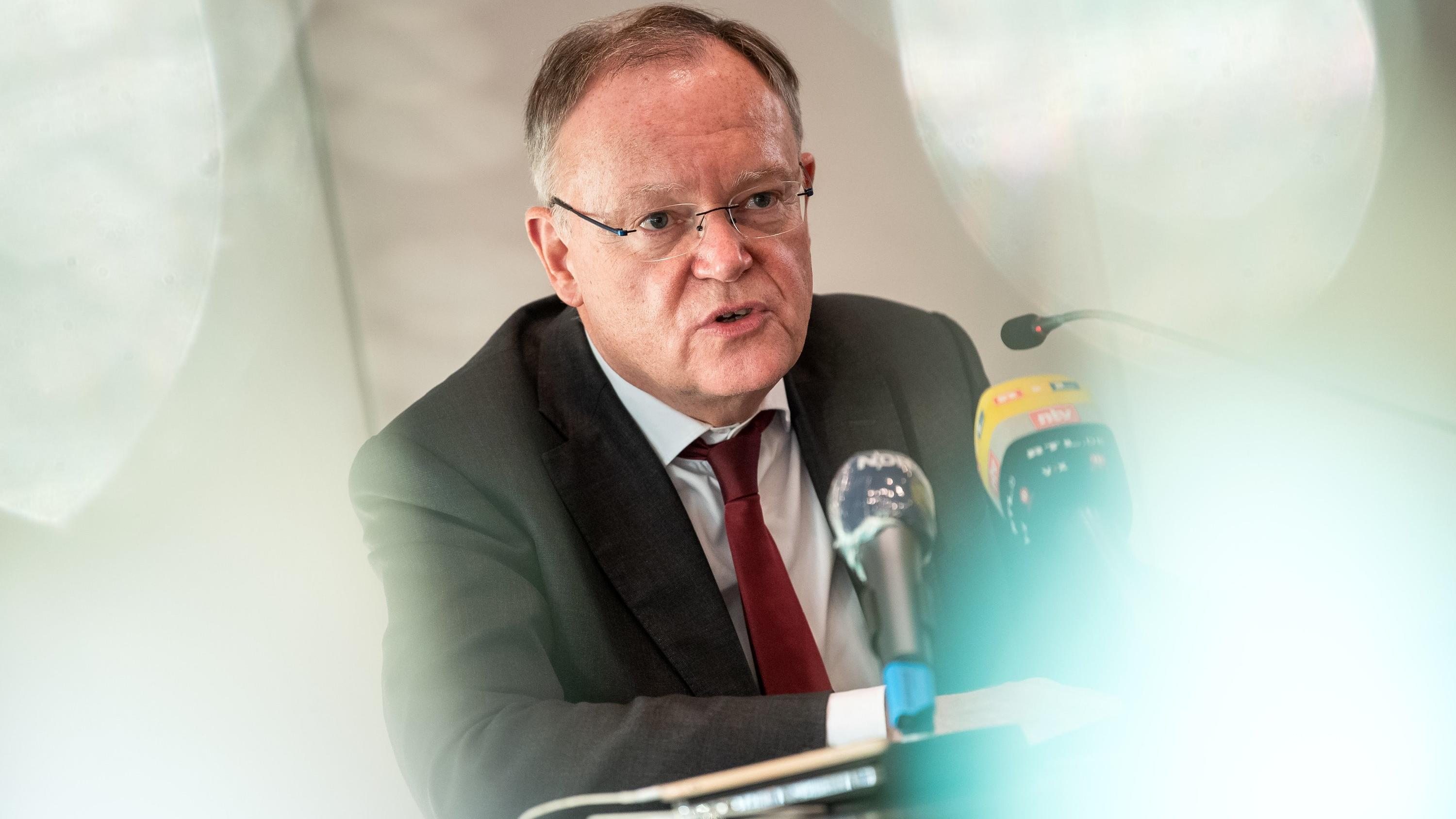 Stephan Weil (SPD), Ministerpräsident von Niedersachsen, spricht bei einer Pressekonferenz zur Corona-Situation im Landkreis Cloppenburg.