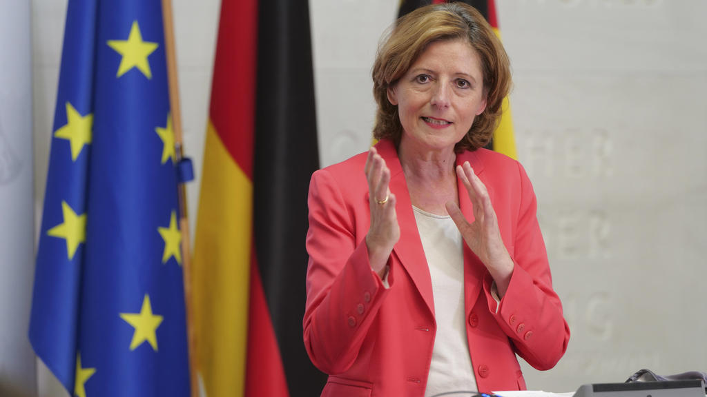 Malu Dreyer SPD, Ministerpräsidentin des Landes Rheinland-Pfalz bei einer Pressekonferenz.