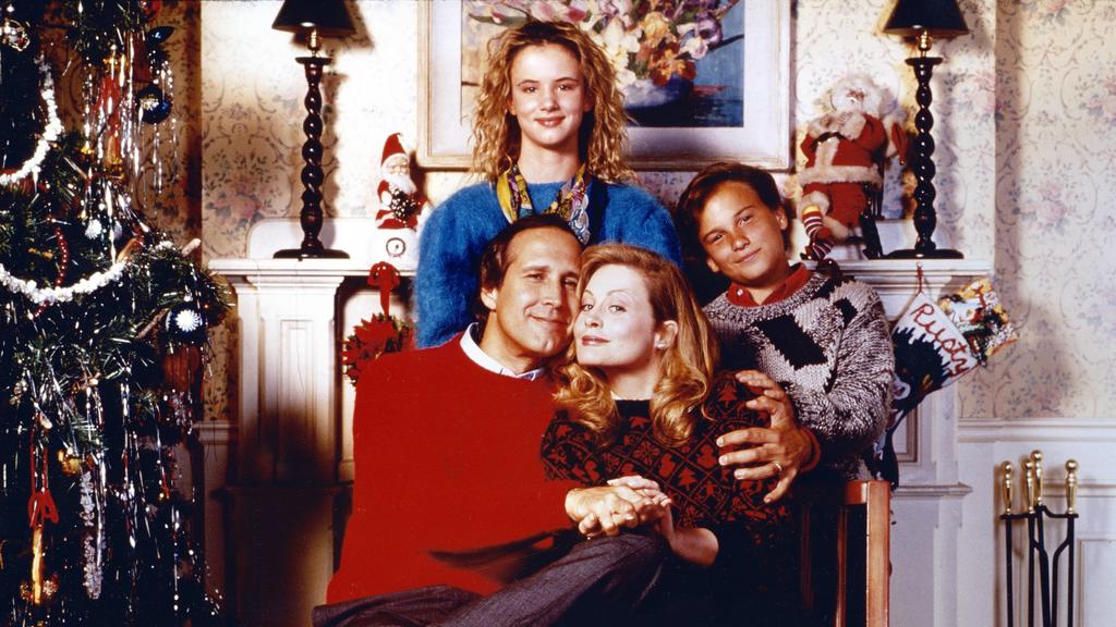 Alle Jahre wieder eine „Schöne Bescherung“: Chevy Chase (links unten), Juliette Lewis (links oben), Beverly D’Angelo (rechts unten) und der junge Johnny Galecki (rechts) verbreiten Weihnachtsstimmung.