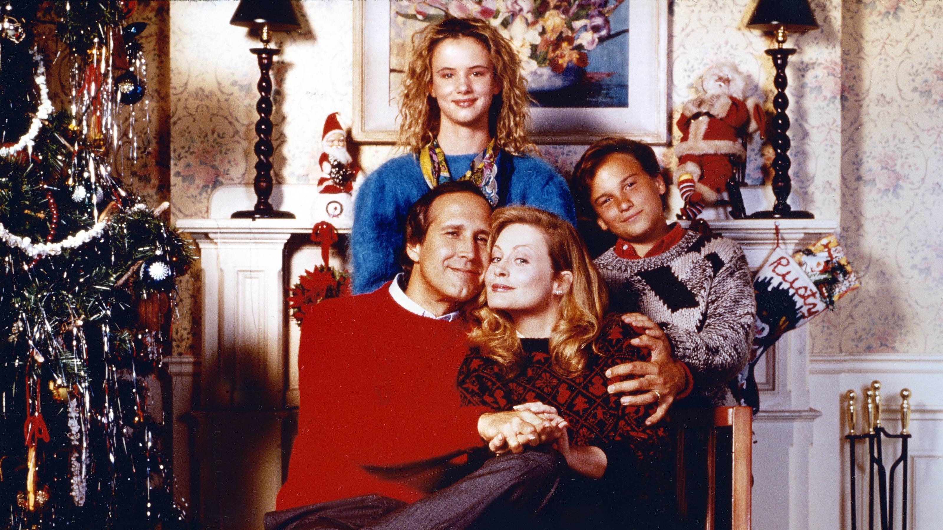 Alle Jahre wieder eine „Schöne Bescherung“: Chevy Chase (links unten), Juliette Lewis (links oben), Beverly D’Angelo (rechts unten) und der junge Johnny Galecki (rechts) verbreiten Weihnachtsstimmung. 