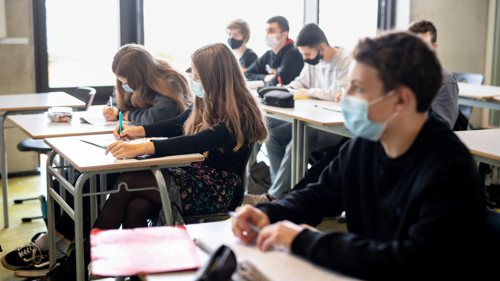 17.11.2020, Bayern, München: Schülerinnen und Schüler nehmen mit Mund- und Nasenschutz am Unterricht in einem Geographie-Seminar in der Jahrgangsstufe elf am staatlichen Gymnasium Trudering teil. Foto: Matthias Balk/dpa +++ dpa-Bildfunk +++
