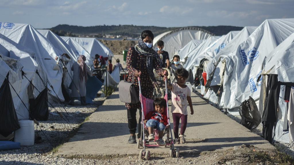 Frau mit Kindern in Kara Tepe auf Lesbos