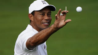 ARCHIV - 11.11.2020, USA, Augusta: Golf: US-Masters, Übungsrunde: Tiger Woods aus den USA fängt einen Ball an der Driving Range.. (zu dpa: «Golf-Profi Tiger Woods bei Verkehrsunfall an Beinen verletzt») Foto: Matt Slocum/AP/dpa +++ dpa-Bildfunk +++