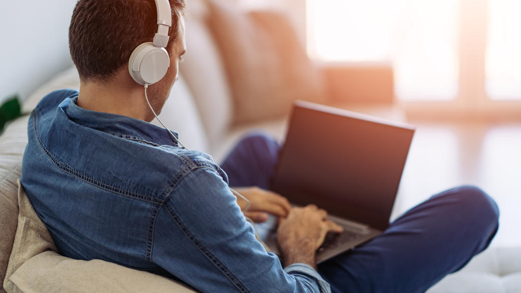 Homeoffice auf dem Sofa - nicht gut für den Rücken