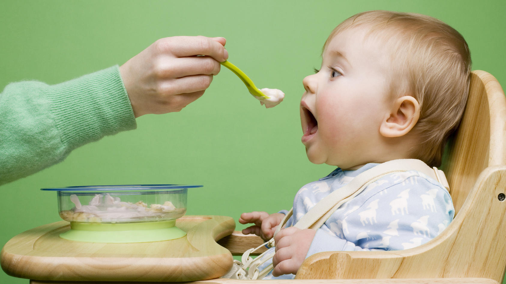 Babybrei ist die erste feste Nahrung, die Säuglinge zu sich nehmen.