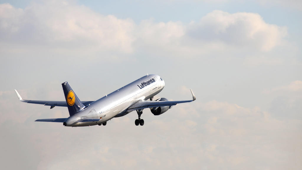  Ein Passagierflugzeug der Lufthansa startet am Flughafen Frankfurt.
