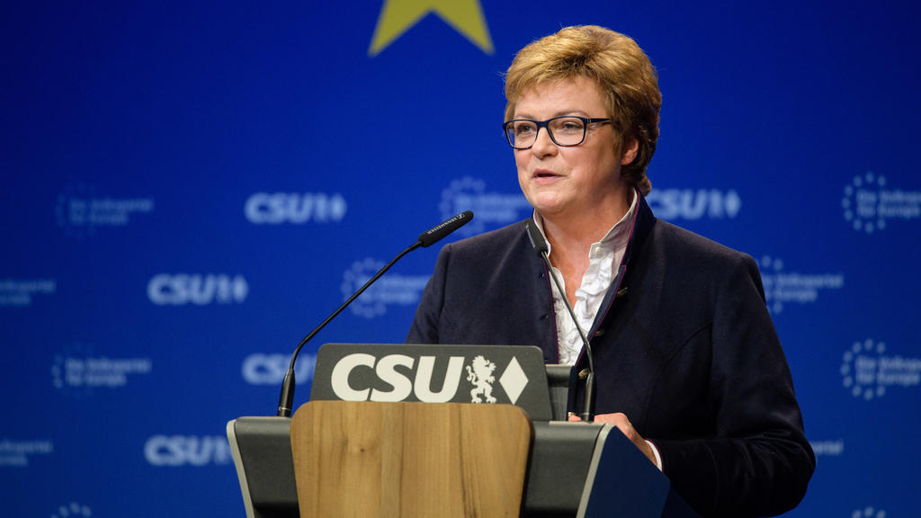 Monika Hohlmeier (CSU), damalige Kandidatin für die Liste der Europäischen Volkspartei (EVP), spricht auf der Delegiertenversammlung zur Aufstellung der CSU-Liste zur Europawahl