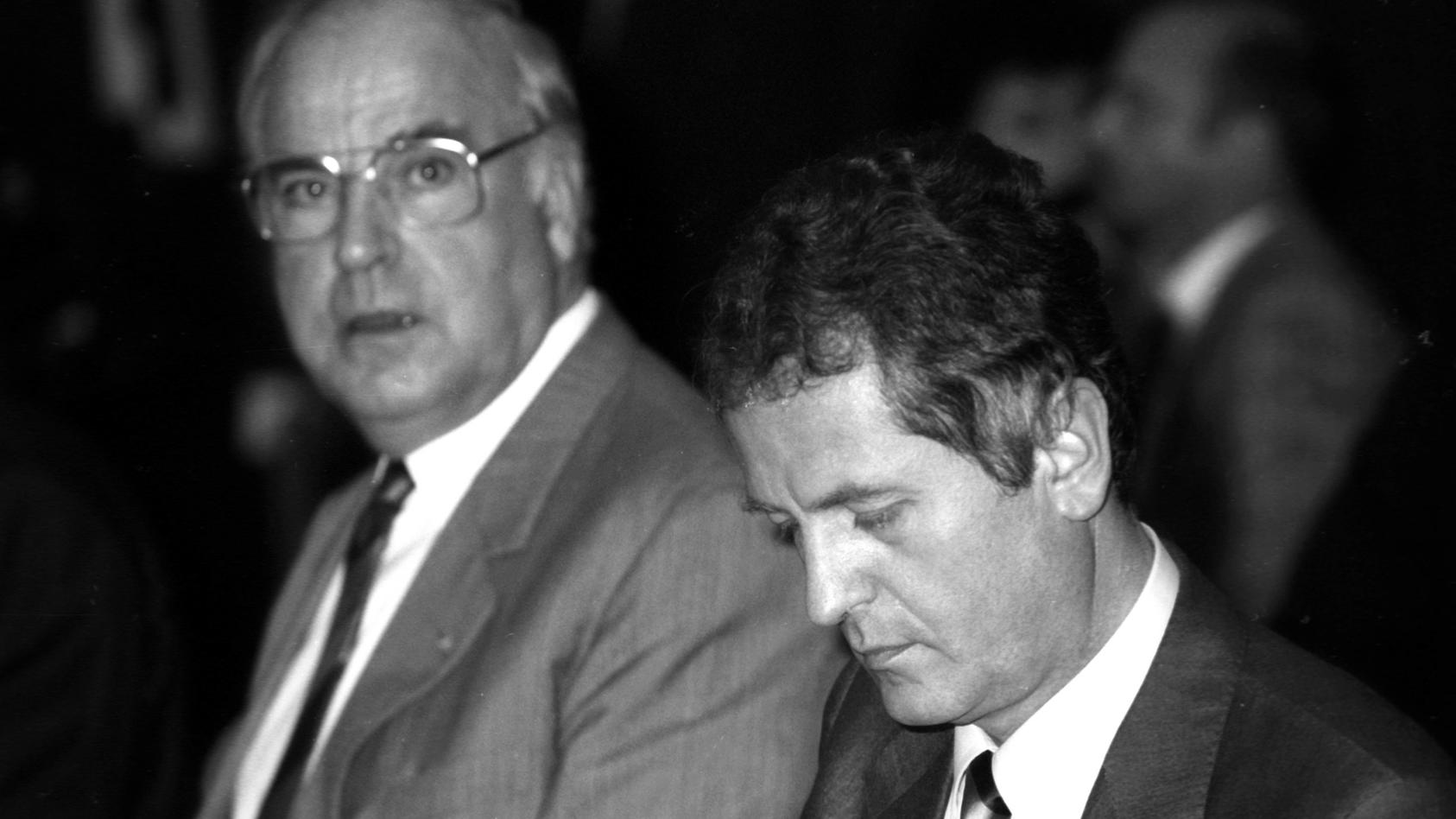 Bundeskanzler Helmut Kohl (li., BRD/CDU) und Uwe Barschel (BRD/CDU) während einer Präsidiumssitzung der CDU in Bonn.