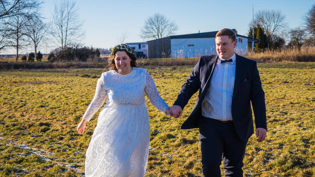Braut Laura und Bräutigam Lasse nach dem sie das Schaf das Leben gerettet haben.