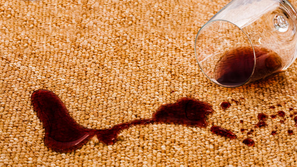 Mit Mineralwasser Flecken bekämpfen