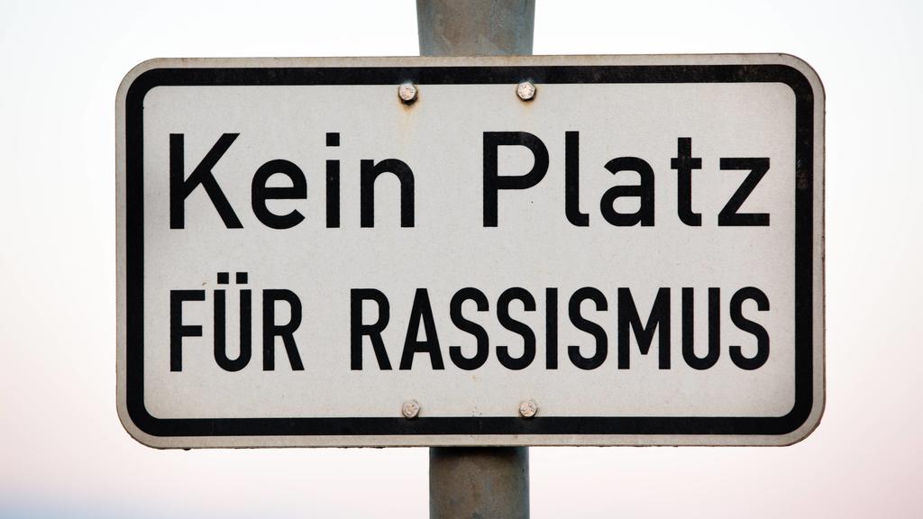 Kein Platz für Rassismus, Schild mit Hinweis gegen Rassismus - No place for racism, sign with indication against racism *** No place for racism sign with indication against racism No place for racism sign with indication against racism PUBLICATIONxI
