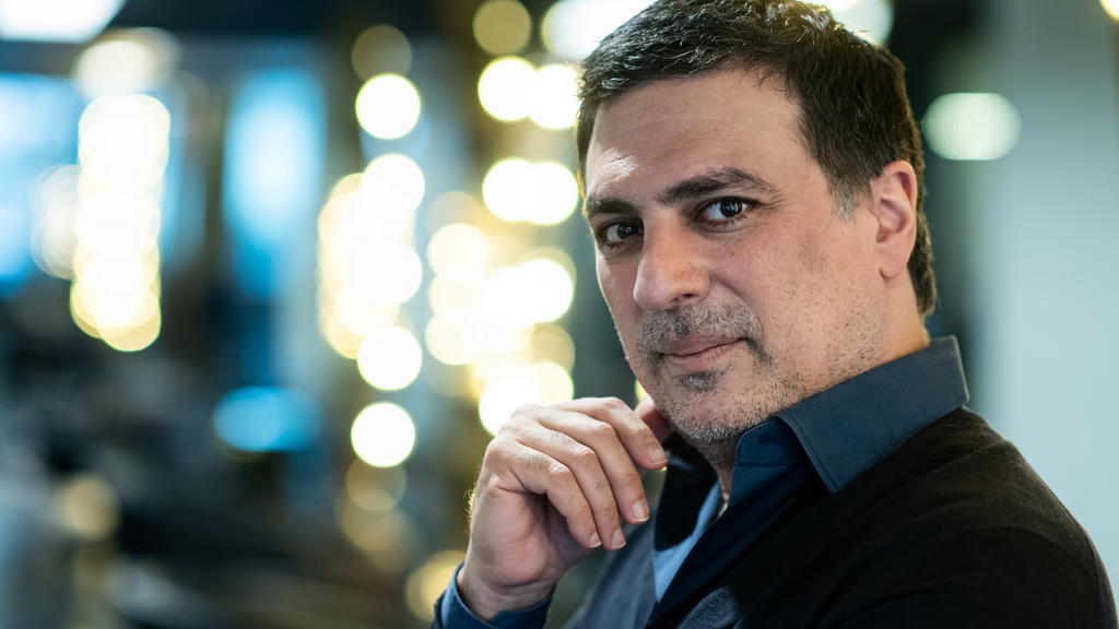 17.02.2021, Berlin: Starfriseur Shan Rahimkhan steht in seinem Salon am Kurfürstendamm. Der Ansturm auf die Friseure dürfte nach Öffnung der Salons am 01.03.2021 riesig sein. Bei Shan Rahimkhan, der Salons am Berliner Gendarmenmarkt und am Kurfürsten