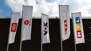  Fahnen mit Sender-Logos der Mediengruppe RTL Deutschland am Picassoplatz. Köln, 26.04.2019 *** Flags with channel logos of Mediengruppe RTL Germany at Picassoplatz Cologne 26 04 2019 Foto:xC.xHardtx/xFuturexImage
