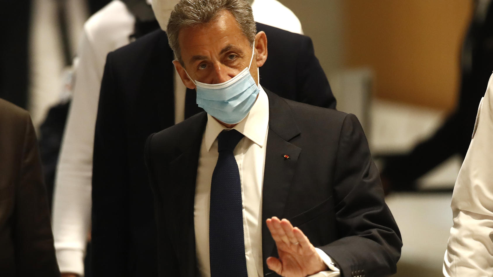 01.03.2021, Frankreich, Paris: Nicolas Sarkozy, ehemaliger Präsident von Frankreich, trifft im Gerichtssaal ein. Im aufsehenerregenden Prozess gegen Frankreichs ehemaligen Präsidenten Sarkozy wird an diesem Montag das Urteil erwartet. Der 66-Jährige 