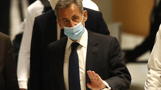 01.03.2021, Frankreich, Paris: Nicolas Sarkozy, ehemaliger Präsident von Frankreich, trifft im Gerichtssaal ein. Im aufsehenerregenden Prozess gegen Frankreichs ehemaligen Präsidenten Sarkozy wird an diesem Montag das Urteil erwartet. Der 66-Jährige muss sich mit zwei weiteren Beschuldigten wegen mutmaßlicher Bestechung und unerlaubter Einflussnahme verantworten. Foto: Michel Euler/AP/dpa +++ dpa-Bildfunk +++