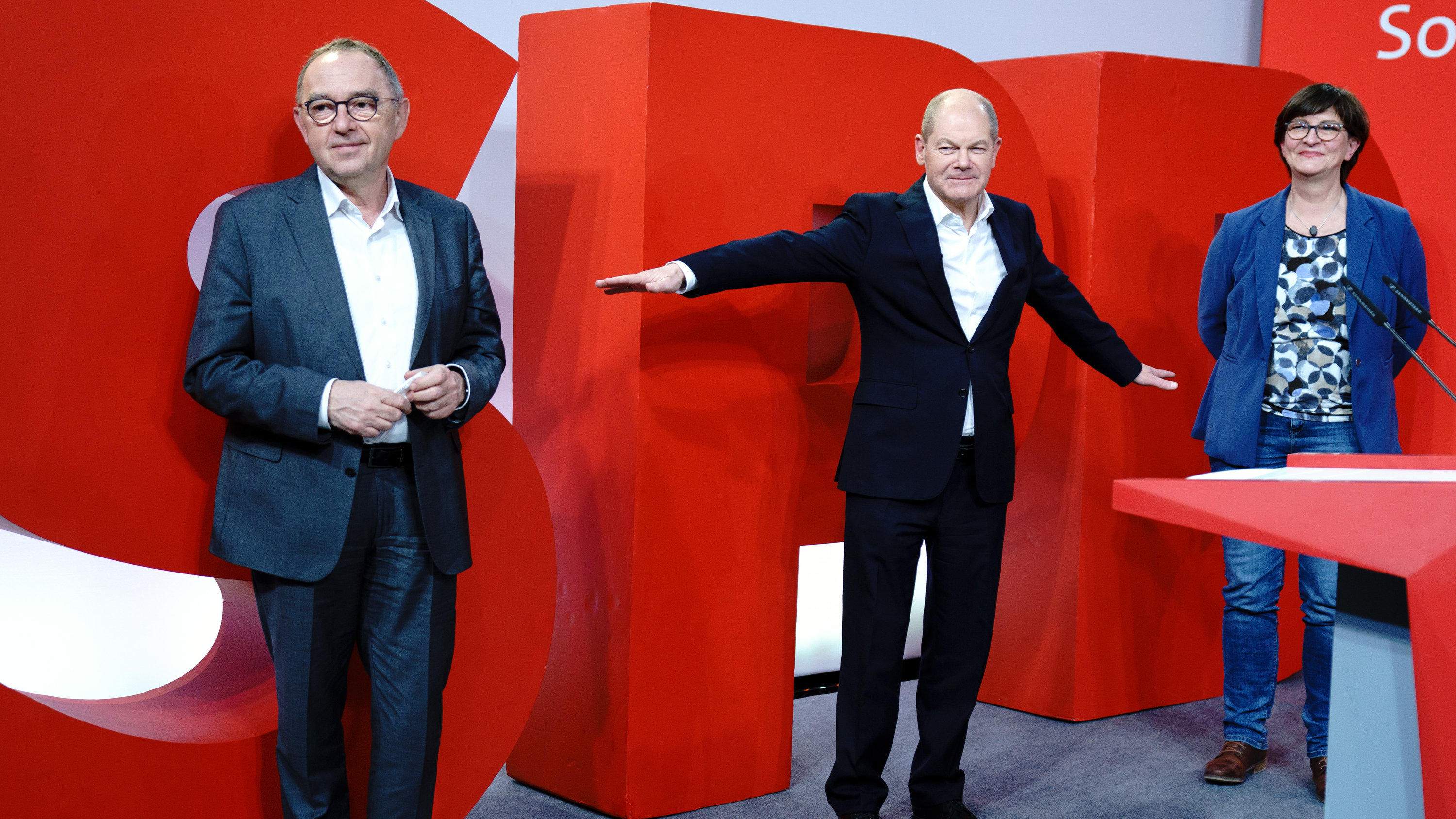 Olaf Scholz (SPD,M), Bundesminister der Finanzen und SPD-Kanzlerkandidaten, und die SPD-Parteivorsitzenden Saskia Esken und Norbert Walter-Borjans stehen vor einem SPD Logo.
