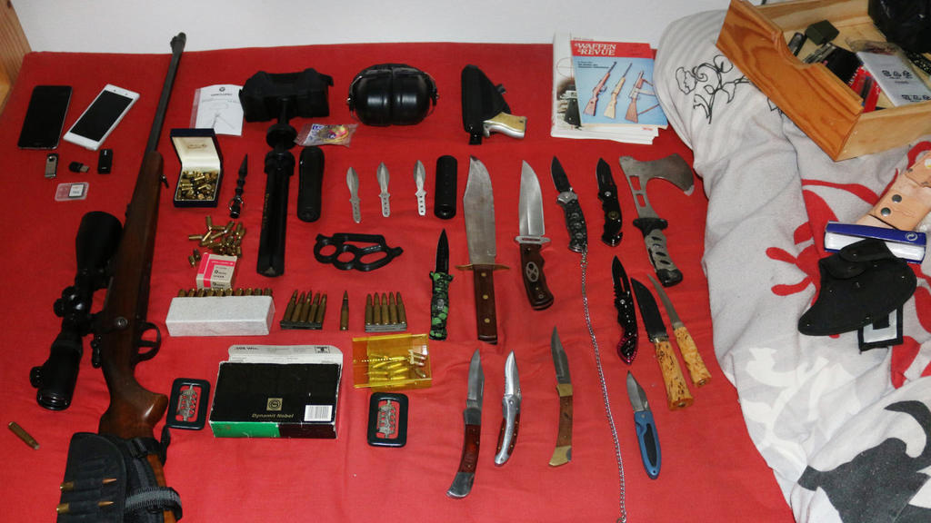 HANDOUT - 01.03.2021, Hessen, Hanau: Auf dem vom hessischen Landeskriminalamt zur Verfügung gestellten Foto sind Waffen auf einem Bett zu sehen. Hessische Ermittler haben nach Informationen der Deutschen Presse-Agentur Waffen und Munition bei einem w