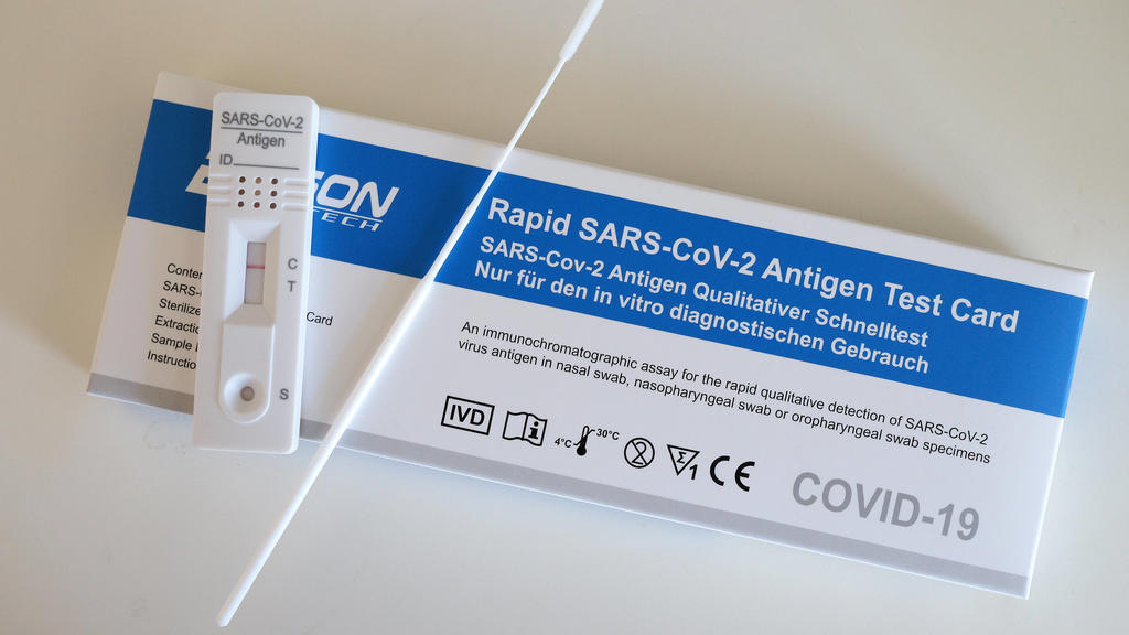 Corona Schnelltest, SARS-CoV-2 Antigen Schnelltest, Negativer Test Corona-Schnelltest am 28.02.2021 in Siegen/Deutschland. *** Corona Rapid Test, SARS CoV 2 Antigen Rapid Test, Negative Test Corona Rapid Test on 28 02 2021 in Siegen Germany