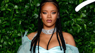 ARCHIV - 02.12.2019, Großbritannien, London: Popsängerin Rihanna kommt zu den Fashion Awards 2019 in die Royal Albert Hall. Sie hat mit einem freizügigen Foto auf Instagram auch Kritik geerntet. Auf dem Bild trage sie eine Kette mit einem Anhänger, der den Hindu-Gott Ganesha darstelle, kommentierten einige Nutzer auf der sozialen Plattform. Dies sei respektlos.(zu dpa Popstar Rihanna wegen religiösen Kettenanhängers in der Kritik) Foto: Ian West/PA Wire/dpa +++ dpa-Bildfunk +++