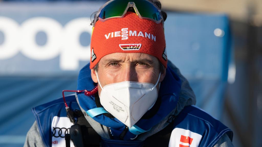 ARCHIV - 19.12.2020, Sachsen, Dresden: Langlauf Weltcup, Sprint Freistil, Halbfinale, Damen: Peter Schlickenrieder, Bundestrainer, steht mit Mund-Nasen-Schutz im Zielbereich. Schlickenrieder hat keine Hoffnung auf eine überraschende Medaille seiner S