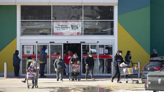  February 19, 2021: People wait in line to enter H-E-B supermarket in Austin. Austin, Texas. /CSM Austin United States of America - ZUMAc04_ 1000863362st Copyright: xMarioxCantux