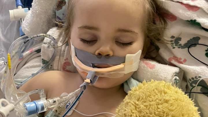 Die 17 Monate alte Reese verschluckt eine Batterie aus der Fernbedienung und stirbt kurze Zeit später im Krankenhaus