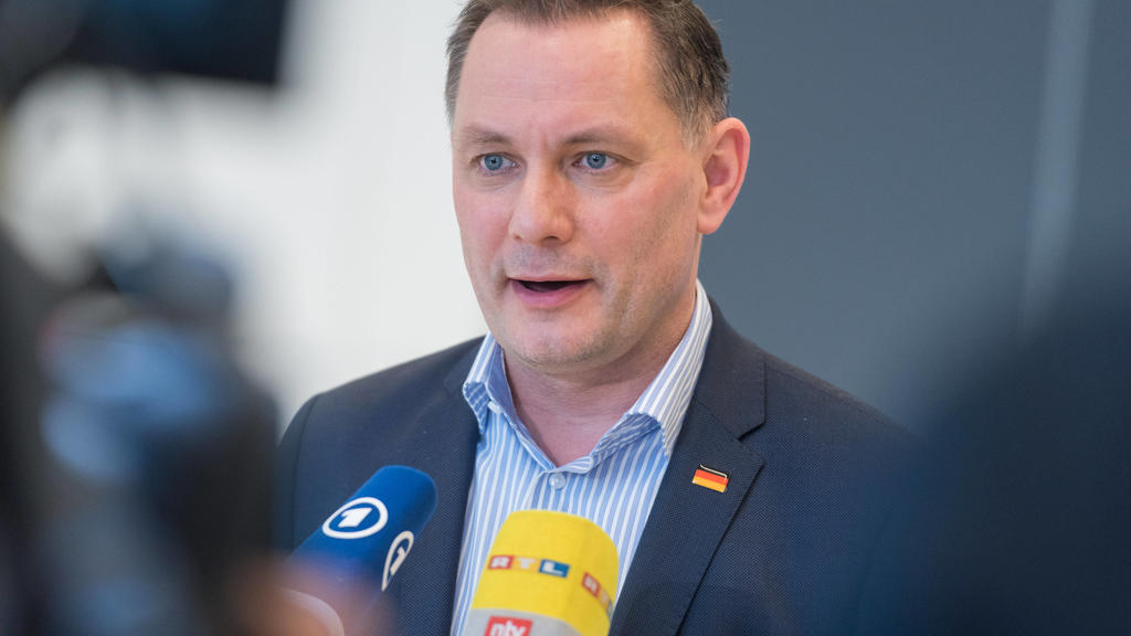 Berlin, Tino Chrupalla im Interview Tino Chrupalla Bundessprecher der AfD gibt anwesenden Journalist:innen ein Interview auf der Fraktionsebene des deutschen Bundestags am 26.01.2021. Berlin Bundestag Berlin Deutschland *** Berlin, Tino Chrupalla in