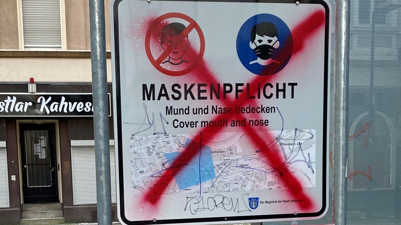 Unbekannte zerstören immer wieder die Masken-Hinweisschilder in Offenbach. Die Stadt hat eine Belohnung von bis zu 500 Euro ausgesetzt,