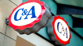C&A Logo über einer Filiale