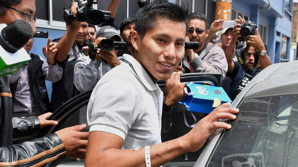 ARCHIV - 06.12.2016, Bolivien, Cochabamba: Erwin Tumiri (M) verlässt das Krankenhaus. Ein Überlebender des Flugzeugunglücks des brasilianischen Fußballvereins Chapecoense ist dem Tod ein zweites Mal von der Schippe gesprungen. Erwin Tumiri überlebte