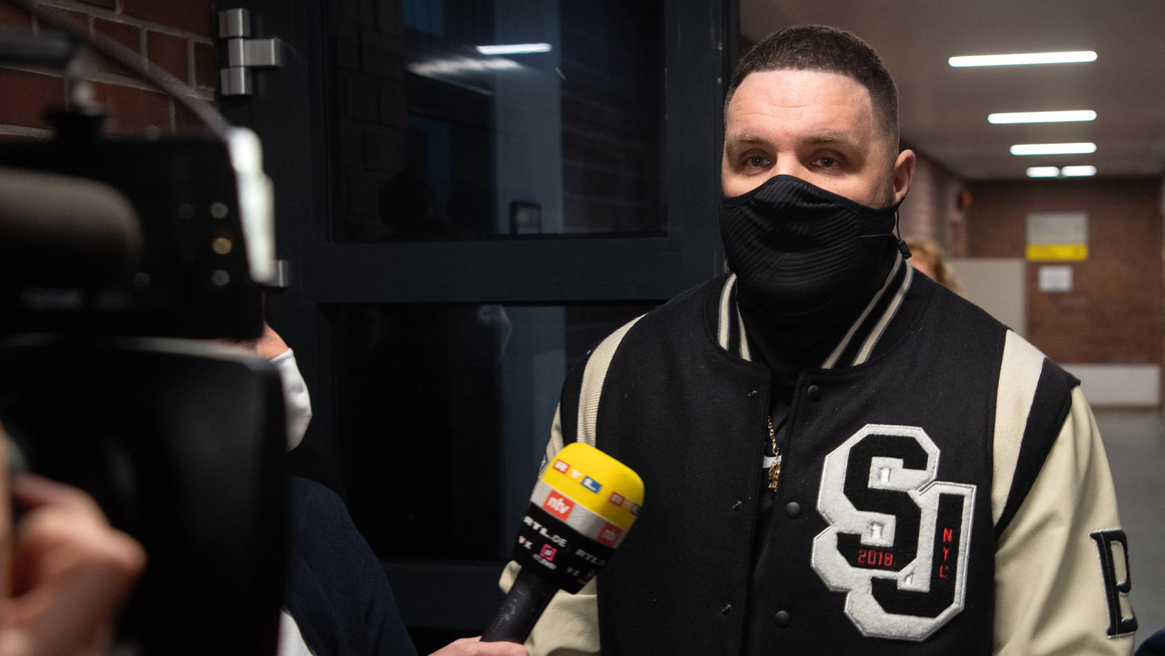 Rapper Fler Meldet Sich Krank: Prozess Um Angriff Auf RTL-Kamerateam ...