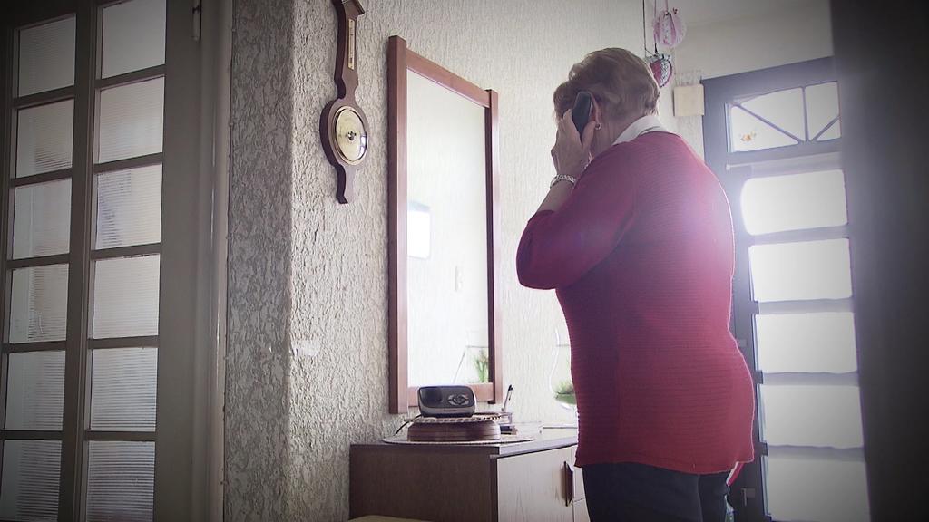 Frau am Telefon