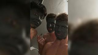 Drei Schüler posieren mit schwarze Farbe im Gesicht für ein Foto