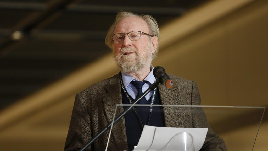 News Bilder des Tages Brandenburg: Willy Brandt Wall at the BER Brandenburg: Brandenburg: The photo shows the former Federal President a. D. Dr. h.c. Wolfgang Thierse, Chairman of the Board of Trustees of the Federal Chancellor Willy Brandt Foundatio