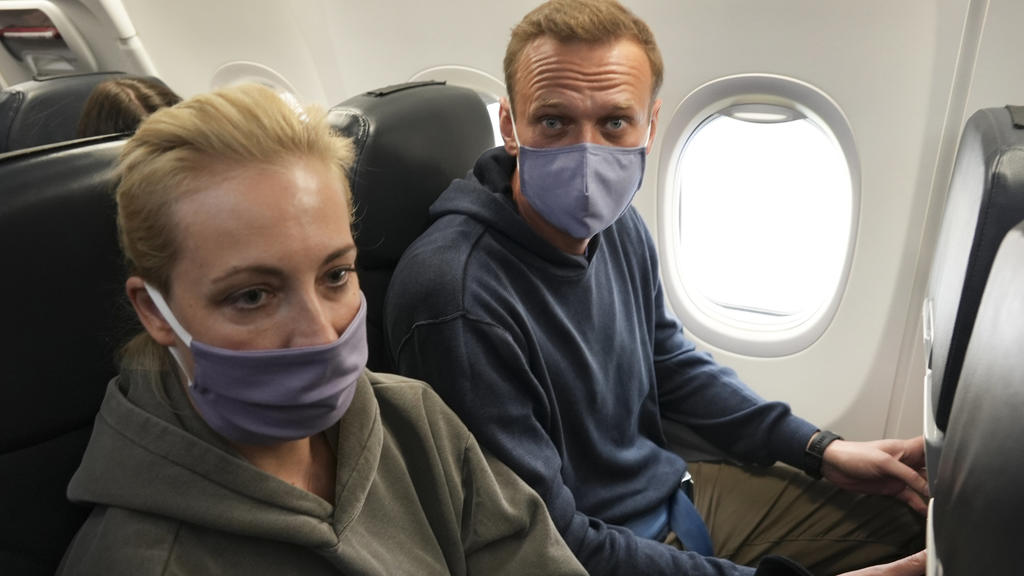 17.01.2021, Schönefeld: Kreml-Kritiker Alexej Nawalny und seine Ehefrau Julia sitzen in einem Flugzeug auf dem Weg nach Moskau.