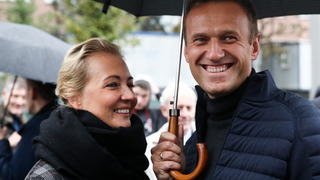 Julia Nawalnaja steht hinter ihrem Mann Alexej Nawalny.