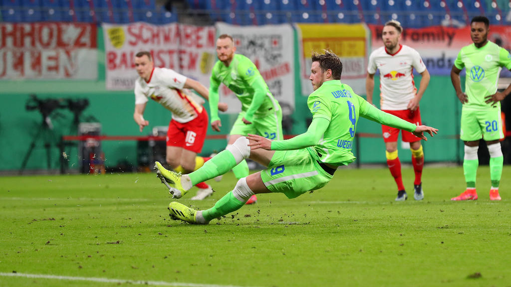 Leipzig vs. VfL, DFB Pokal Viertelfinale Leipzig, 03.03.2021, FUßBALL - RB Leipzig vs. VfL Wolfsburg, Viertelfinale DFB Pokal, Saison 2020/21. Bild zeigt: Wout Weghorst VfL Wolfsburg verschießt Elfmeter. Leipzig *** Leipzig vs VfL, DFB Pokal quarter