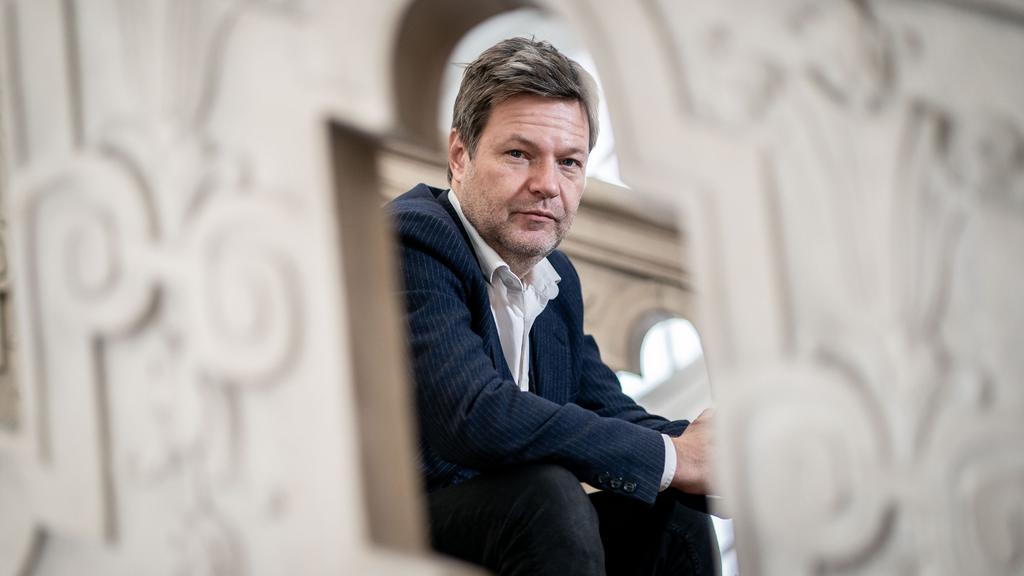 ARCHIV - 17.12.2020, Berlin: Robert Habeck, Bundesvorsitzender von Bündnis 90/Die Grünen, sitzt am Rande eines Interviews mit der Deutschen Presse-Agentur für ein Foto auf einer Treppe. (Zu dpa: «Habeck: Noch nicht auf technische CO2-Speicherung setz