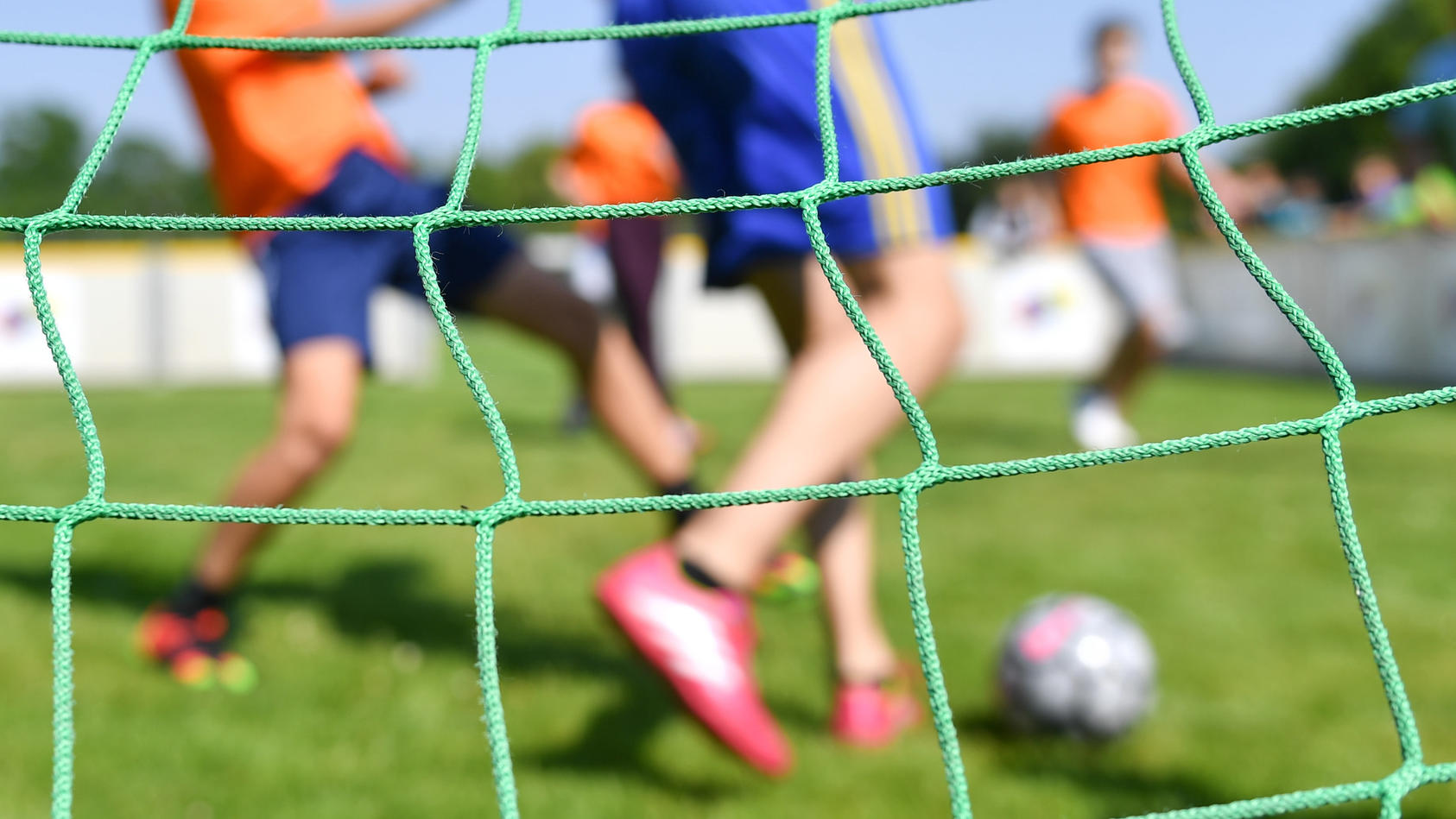 ARCHIV - 05.06.2016, ---: ILLUSTRATION - Kinder spielen auf einem Sportplatz Fußball. Bei der Unabhängigen Kommission zur Aufarbeitung sexuellen Kindesmissbrauchs haben sich seit einem Aufruf im Jahr 2019 rund 100 Menschen mit Missbrauchserfahrungen 